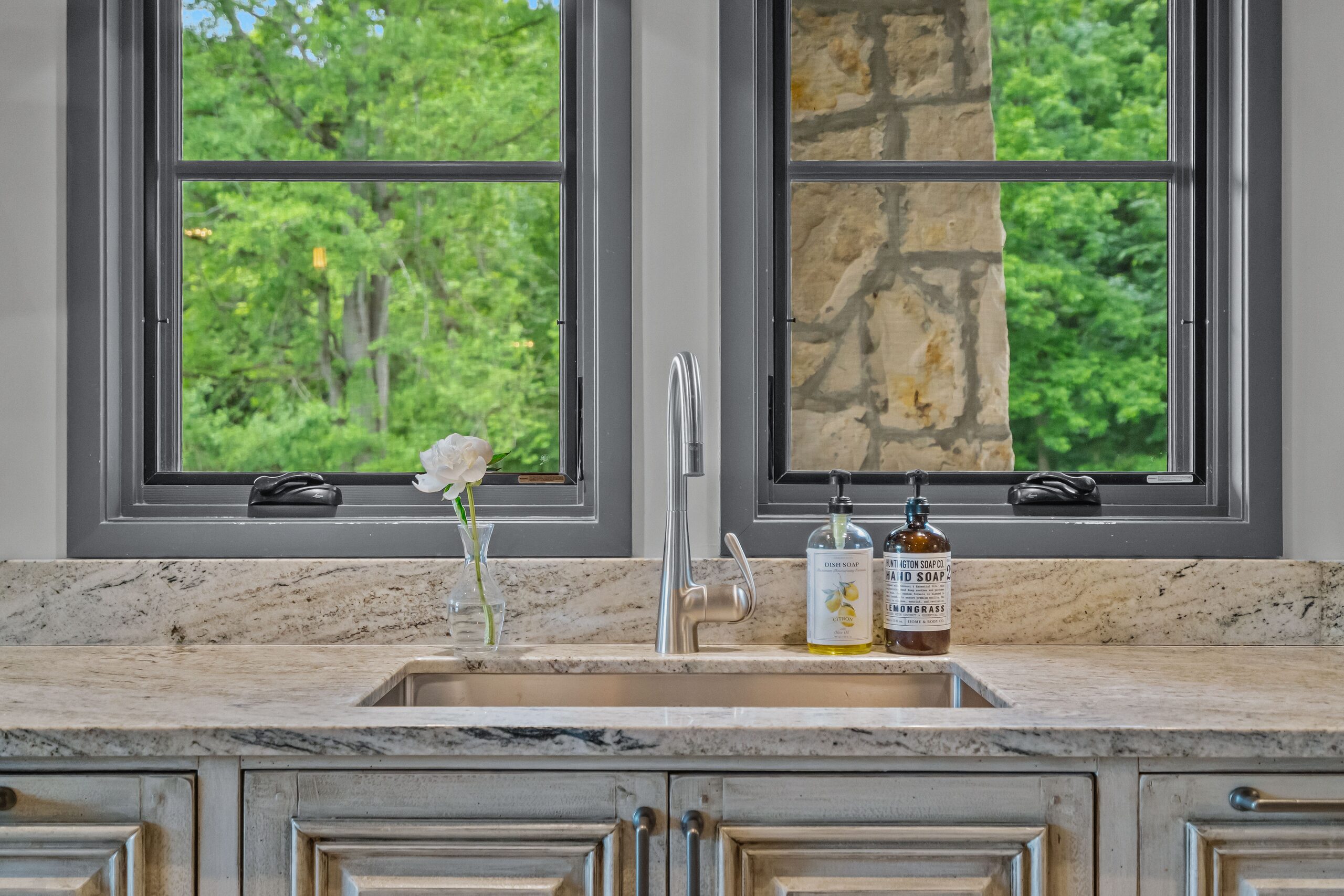 Kitchen, to the windows