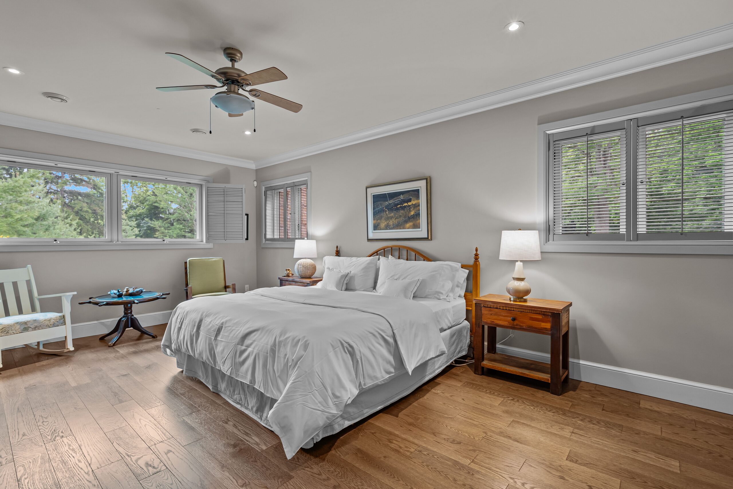 A bedroom to the trees