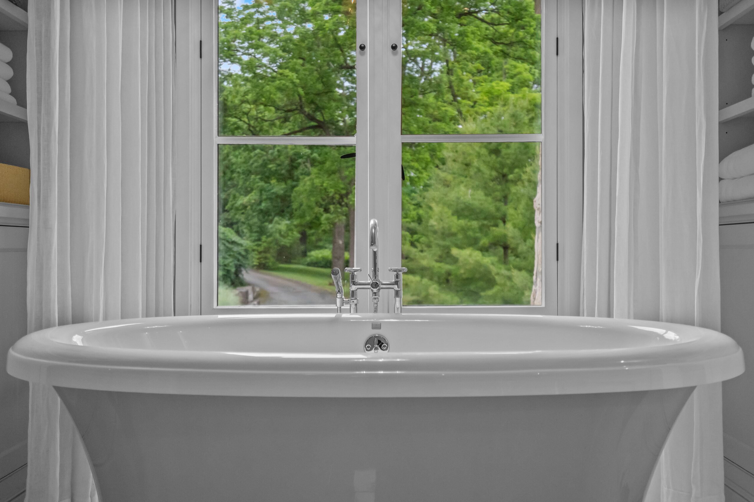 Freestanding soaking tub