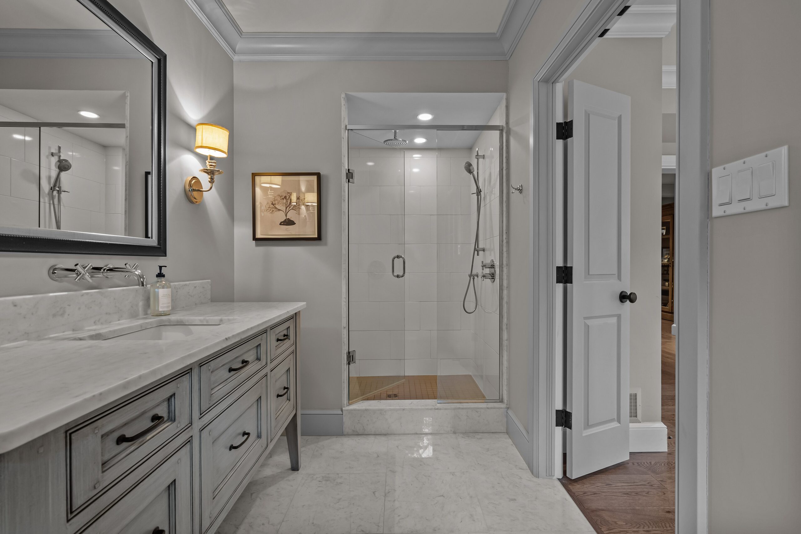 Upper-floor secondary bathroom