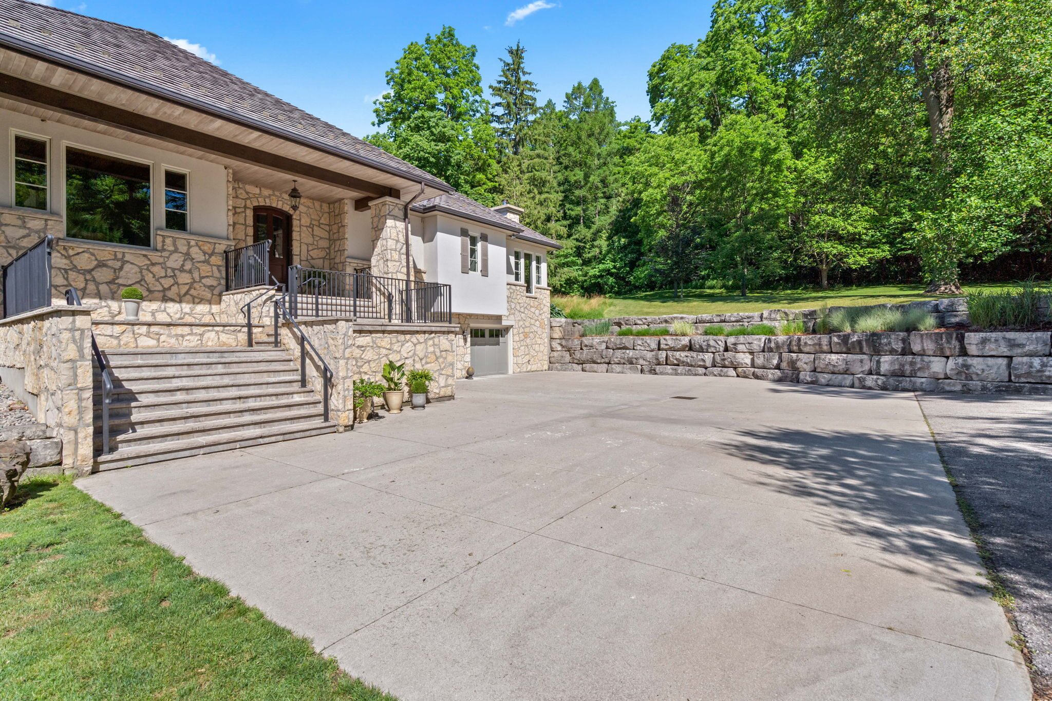 Motor court & garages